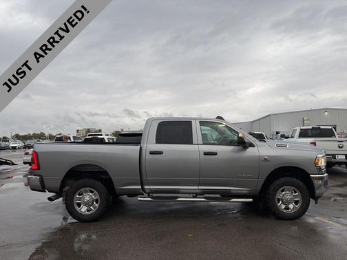 2020 RAM 2500 Tradesman Crew Cab 4X4 6'4' Box