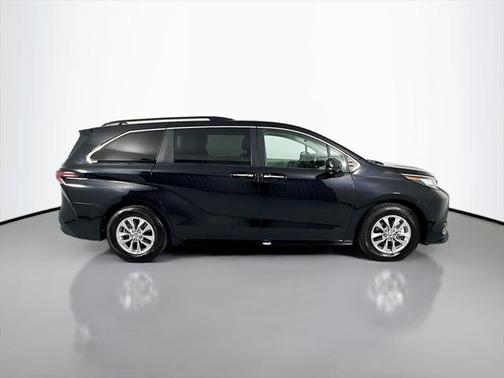 2023 Toyota Sienna XLE 8 Passenger
