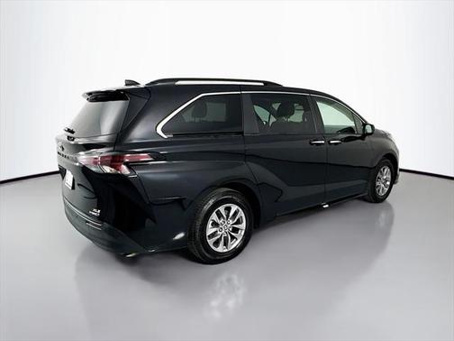 2023 Toyota Sienna XLE 8 Passenger