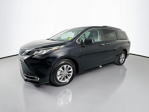 2023 Toyota Sienna XLE 8 Passenger