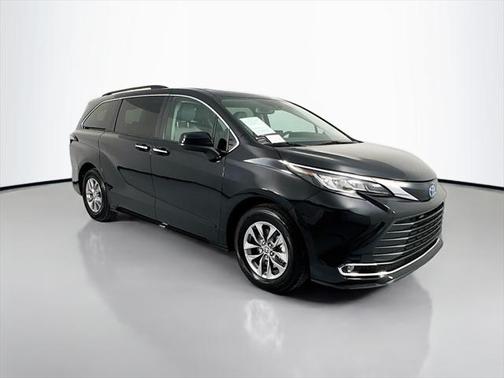 2023 Toyota Sienna XLE 8 Passenger