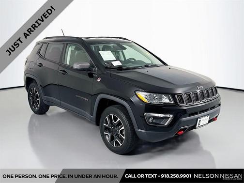 Diamond Black Crystal Pearlcoat 2019 Jeep Compass Trailhawk