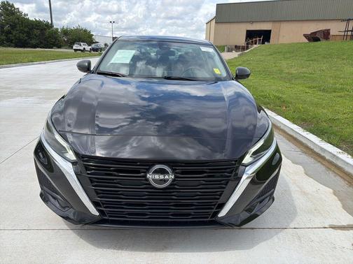Super Black 2025 Nissan Altima 2.5 SV