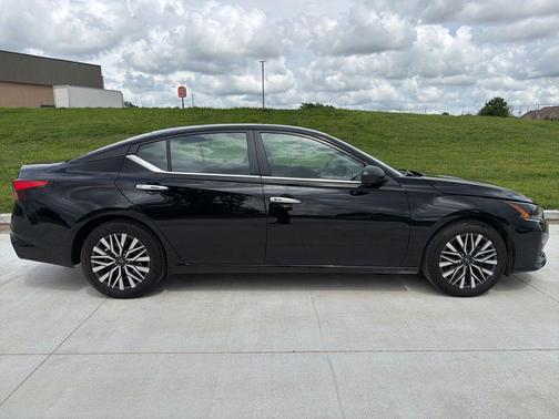 Super Black 2025 Nissan Altima 2.5 SV