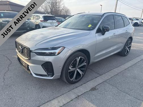 2023 Volvo XC60 B5 Ultimate Dark Theme