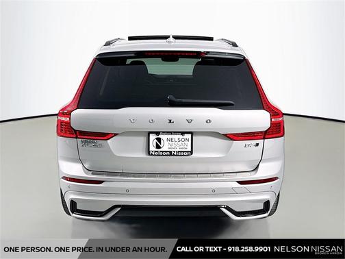 2023 Volvo XC60 B5 Ultimate Dark Theme