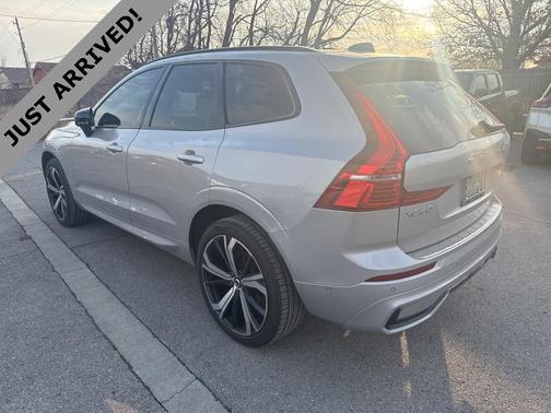 2023 Volvo XC60 B5 Ultimate Dark Theme