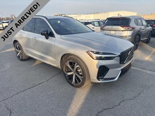 2023 Volvo XC60 B5 Ultimate Dark Theme