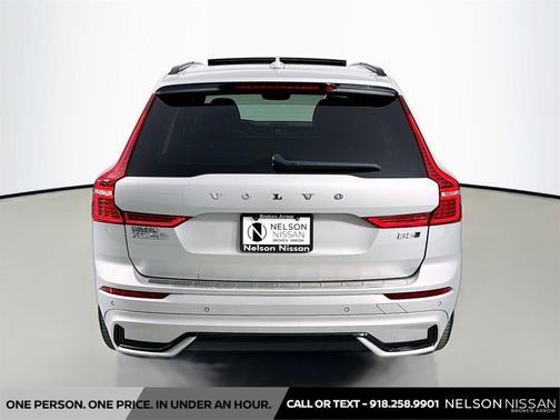 2023 Volvo XC60 B5 Ultimate Dark Theme