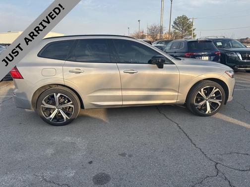 2023 Volvo XC60 B5 Ultimate Dark Theme