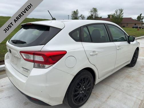 Crystal White Pearl 2017 Subaru Impreza 2.0i