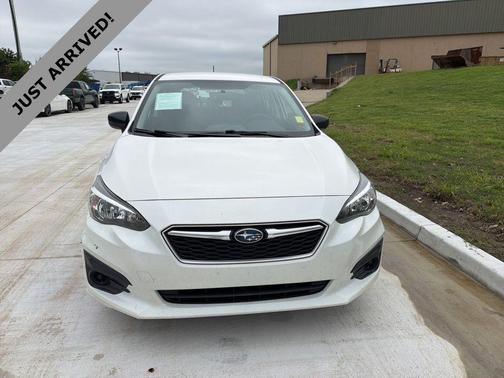 Crystal White Pearl 2017 Subaru Impreza 2.0i