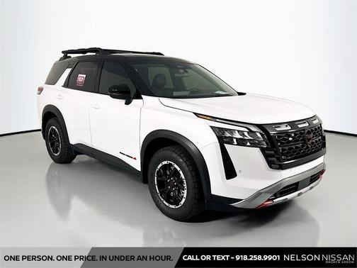 Everest White Pearl Tricoat/Super Black 2026 Nissan Pathfinder Rock Creek