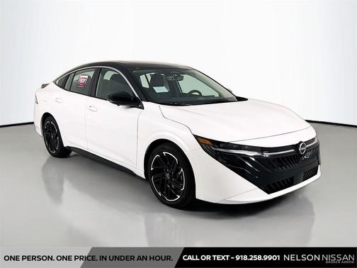 Aspen White Tricoat/Super Black 2026 Nissan Sentra SR