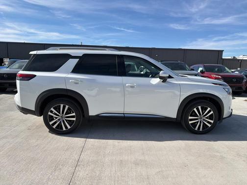 2025 Nissan Pathfinder Platinum 4WD
