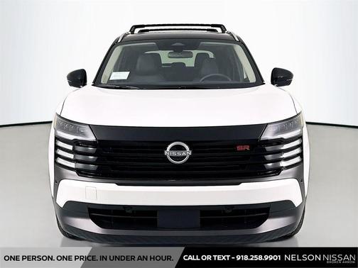 Aspen White Tricoat/Super Black 2026 Nissan Kicks SR