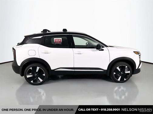 Aspen White Tricoat/Super Black 2026 Nissan Kicks SR