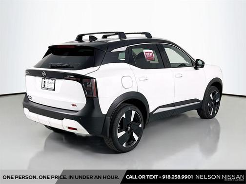 Aspen White Tricoat/Super Black 2026 Nissan Kicks SR