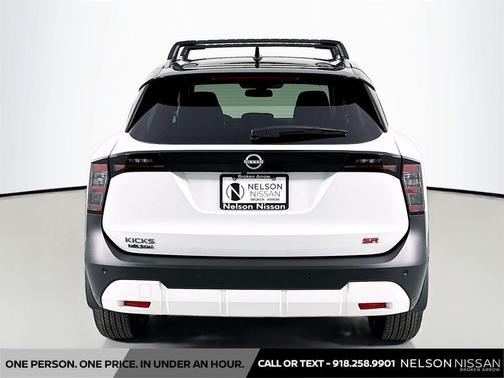 Aspen White Tricoat/Super Black 2026 Nissan Kicks SR
