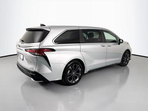 2022 Toyota Sienna XSE 7 Passenger