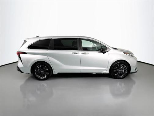 2022 Toyota Sienna XSE 7 Passenger