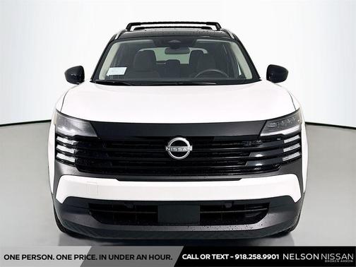 Aspen White Tricoat/Super Black 2026 Nissan Kicks SV