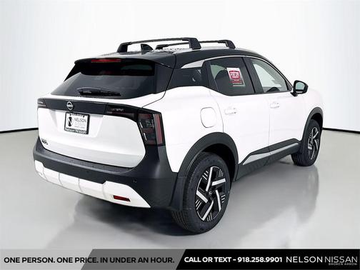 Aspen White Tricoat/Super Black 2026 Nissan Kicks SV