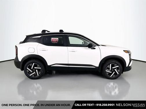 Aspen White Tricoat/Super Black 2026 Nissan Kicks SV