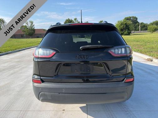 Diamond Black Crystal Pearlcoat 2019 Jeep Cherokee Altitude