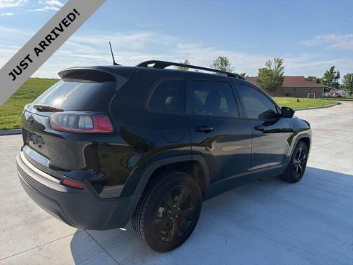 Diamond Black Crystal Pearlcoat 2019 Jeep Cherokee Altitude
