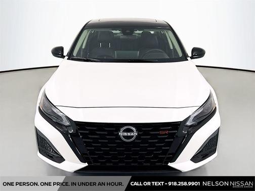 Pearl White Tricoat/Super Black 2026 Nissan Altima SR FWD