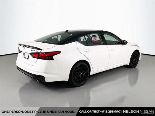 Pearl White Tricoat/Super Black 2026 Nissan Altima SR FWD