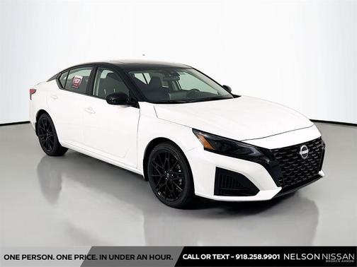 Pearl White Tricoat/Super Black 2026 Nissan Altima SR FWD
