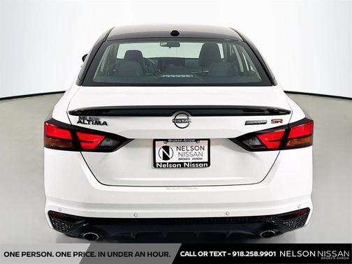 Pearl White Tricoat/Super Black 2026 Nissan Altima SR FWD