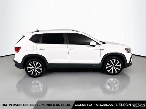 Pure White 2022 Volkswagen Taos 1.5T SE