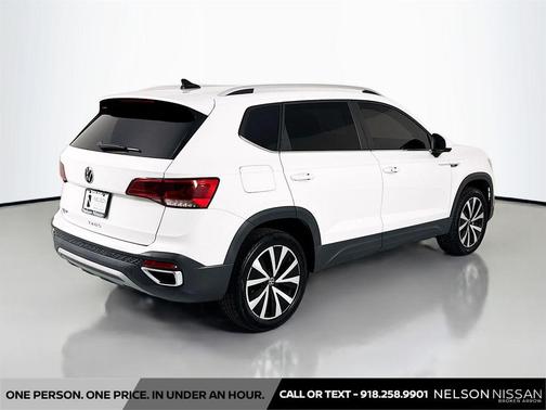 Pure White 2022 Volkswagen Taos 1.5T SE