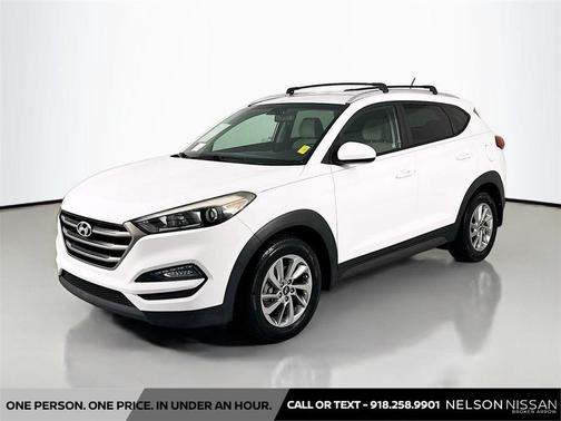 Dazzling White 2016 Hyundai TUCSON SE