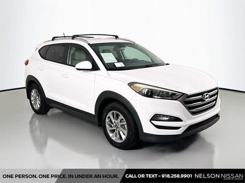 Dazzling White 2016 Hyundai TUCSON SE