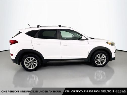 Dazzling White 2016 Hyundai TUCSON SE