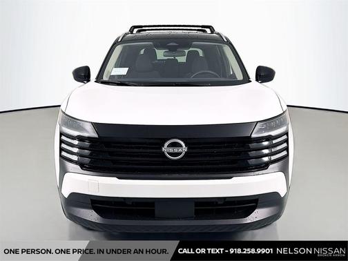 Aspen White Tricoat/Super Black 2026 Nissan Kicks SV