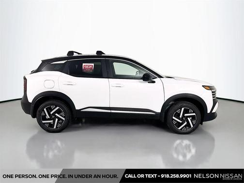 Aspen White Tricoat/Super Black 2026 Nissan Kicks SV