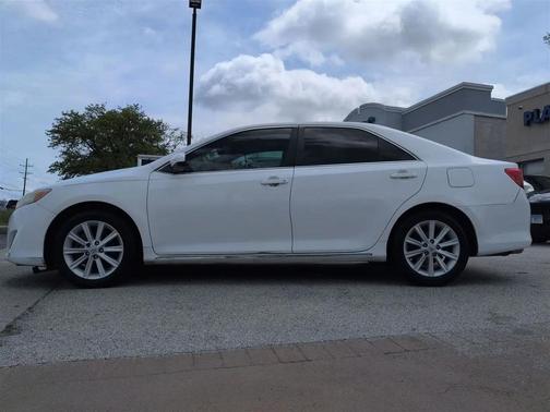 Super White 2013 Toyota Camry XLE