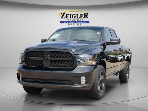 Brilliant Black Crystal Pearlcoat 2019 RAM 1500 Express