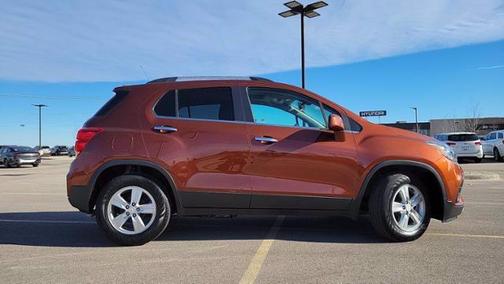 Photo 2 of 46 of 2019 Chevrolet Trax LT