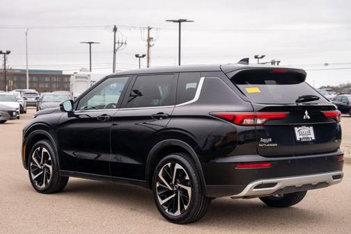 2023 Mitsubishi Outlander SE