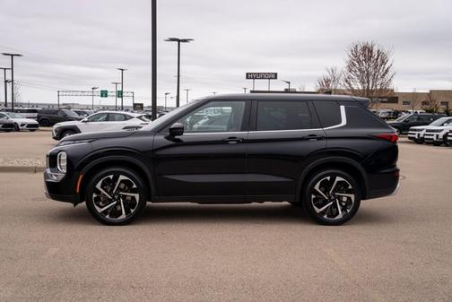 2023 Mitsubishi Outlander SE