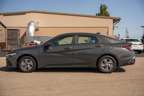 2024 Hyundai ELANTRA SE