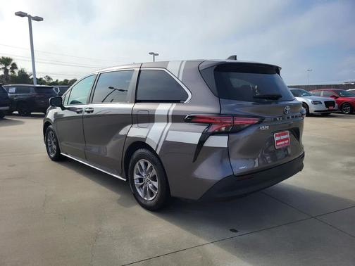 2022 Toyota Sienna LE