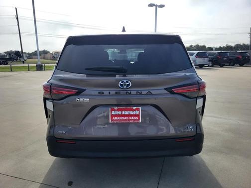 2022 Toyota Sienna LE