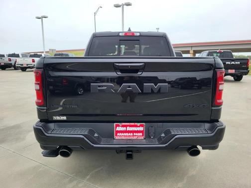 Diamond Black Crystal Pearlcoat 2026 RAM 1500 Lone Star